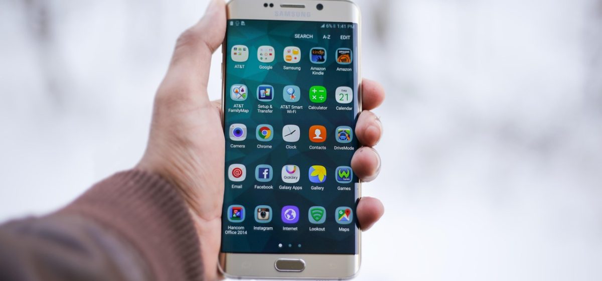 生逢其时电视剧在线观看 App 在平板与手机上的双端界面并排展示，深靛蓝渐变背景衬托剧集海报墙与播放控制条
